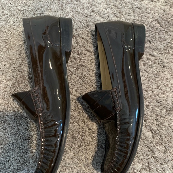 Cole Haan Sz8 chocolate brown patent leather loafer. EUC. Only worn a few times. - Picture 3 of 7